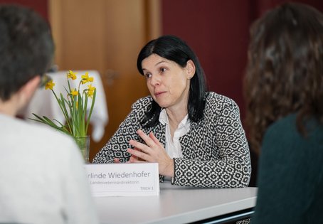 Gerlinde Wiedenhofer (Stv.- Landesveterinärdirektorin) im Gespräch mit Studierenden bei "Südtirol trifft Wien"