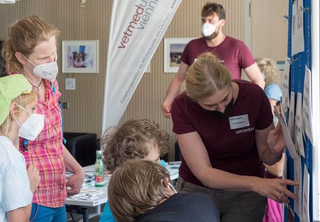 Besucher:innen an der Siebenschläfer Station am TdoT 2022 /Foto K. Svadlenak/Vetmeduni