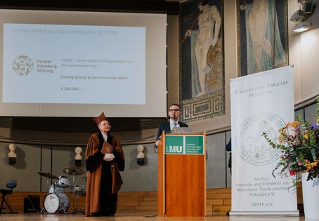 Reinhard Straubinger, Dekan der Tier&auml;rztlichen Fakult&auml;t der LMU (links im Bild) und Matthias Gauly, Rektor der Vetmeduni (rechts im Bild)