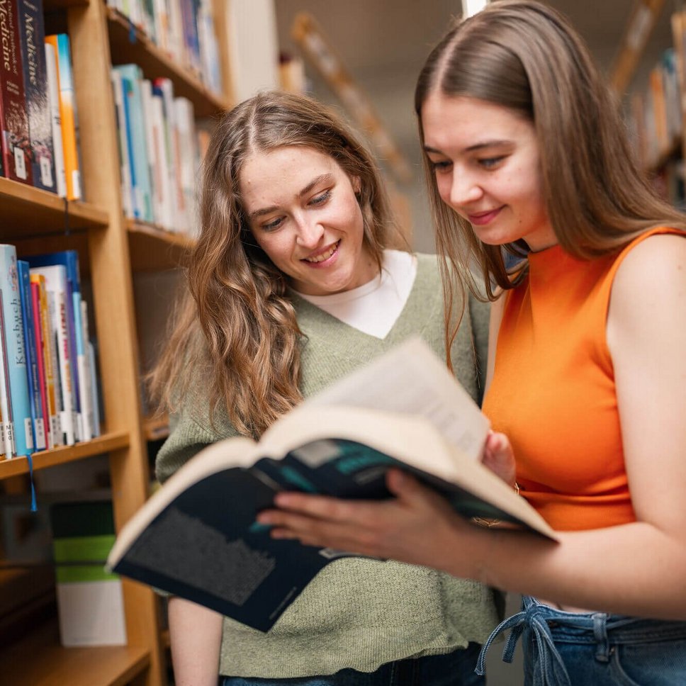 Studentinnen in der Bibliothek