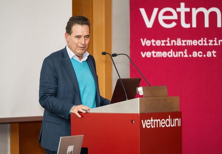 Matthias Krön (Donau Soja) bei seinem Vortrag „Eiweißwende in Österreich“. 