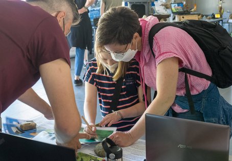 Besucherinnen der Fischstation am Tag der offenen Tür 2022 (Foto K. Svadlenak)