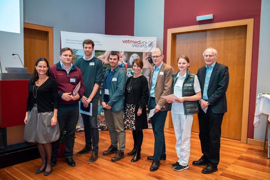 Gratulierten den GewinnerInnen der VetIdeas-Poster-Challenge: Christine Ruckenbauer (Büro für Forschungsförderung und Innovation), Doris Steinacher (accent Inkubator), Otto Doblhoff-Dier und Andreas Billich (wings4innovation). Foto © T. Suchanek/Vetmeduni Vienna