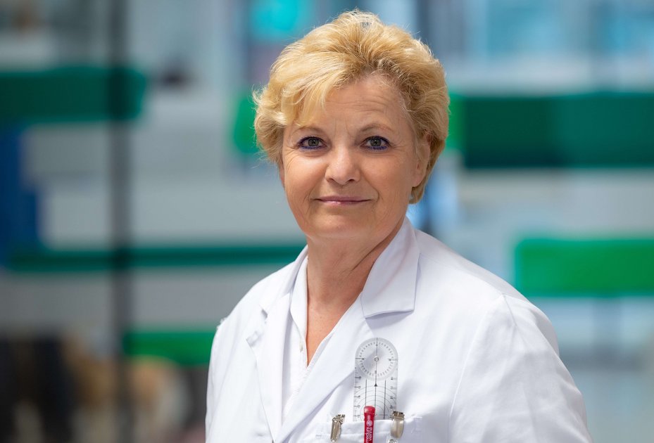Britta Vidoni, Tierärztliche Leiterin der Universitätsklinik für Kleintiere der Vetmeduni, erhielt die Klaus Dreier Ehrenmedaille der VÖK.