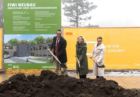 v.l.n.r.: Matthias Gauly, Rektor der Veterinärmedizinischen Universität Wien, Bundesministerin für Frauen, Wissenschaft und Forschung Eva-Maria Holzleitner und Geschäftsführerin der BIG Christine Dornaus.