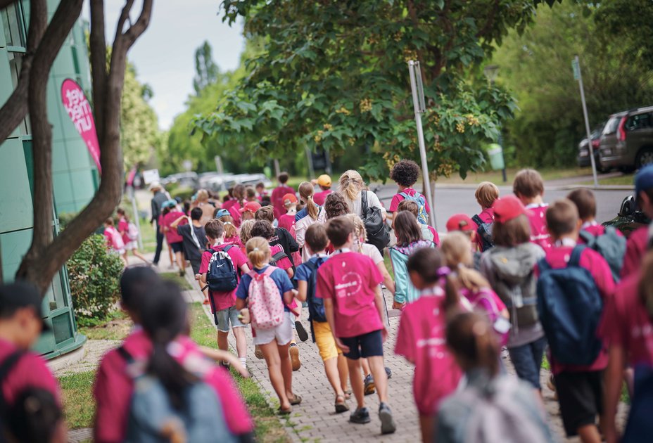 Gruppe Kinder am Weg zur Kinderuni