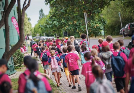 Gruppe Kinder am Weg zur Kinderuni