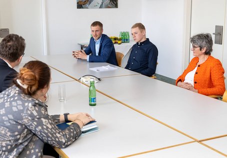 Bundesminister Martin Polaschek besuchte die Vetmeduni, um gemeinsam mit Rektorin Petra Winter und den Vertreter:innen der Hochschüler:innenschaft der Vetmeduni (HVU) über die Bedeutung der ÖH-Wahl zu diskutieren. Foto: Mart