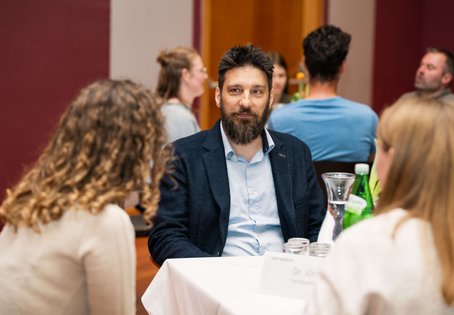 Jörg Hiesel (Fachbereich Tierseuchen) im Austausch mit Studierenden