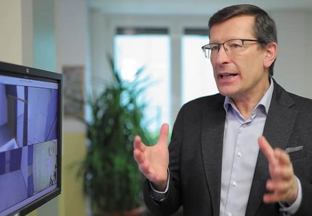 Screenshot 3sat Beitrag mit Ludwig Huber, Kognitionsbiologe, Messerli Forschungsinstitut