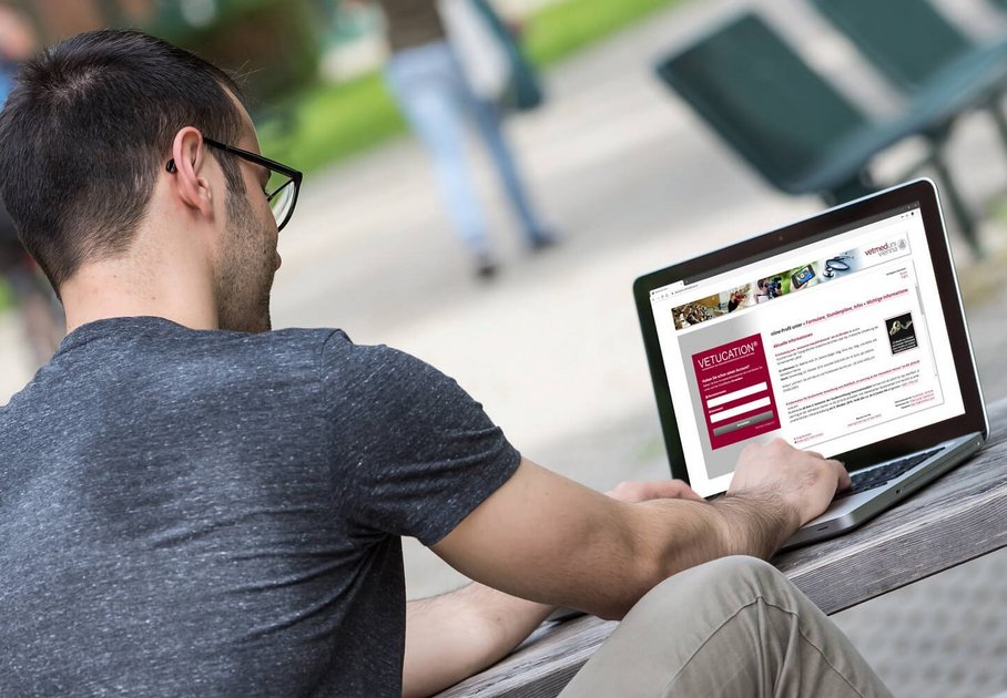 Student mit Laptop im Freien