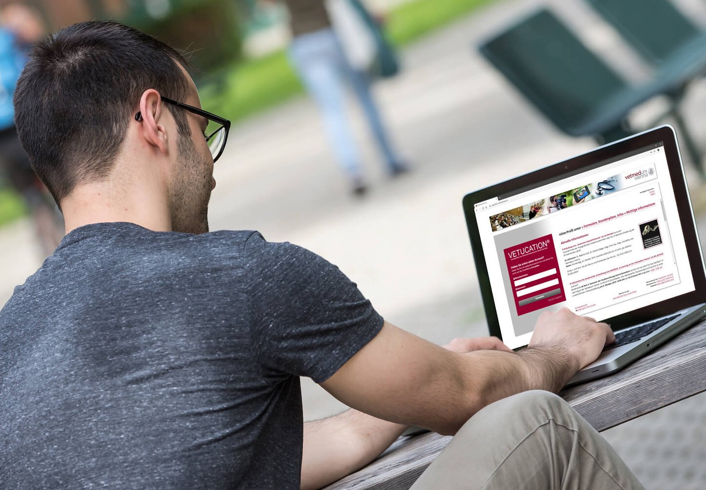 Student mit Laptop im Freien