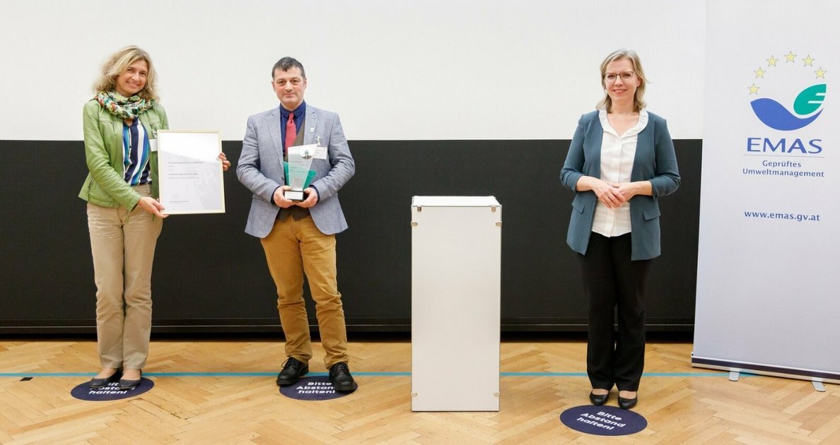 Daniela Lexer und Alexander Moravec nehmen von BM Leonore Gewessler den Umweltmanagement Preis entgegen. Foto: J. Krpelan