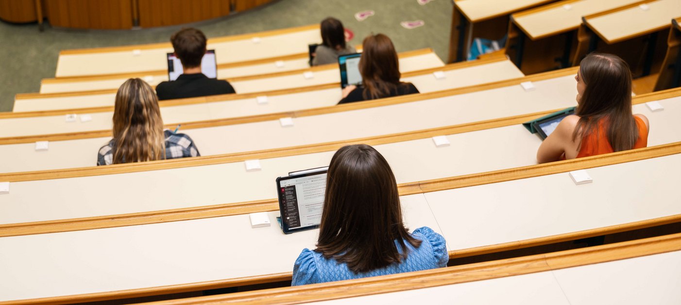 Studierende in Hörsaal von hinten
