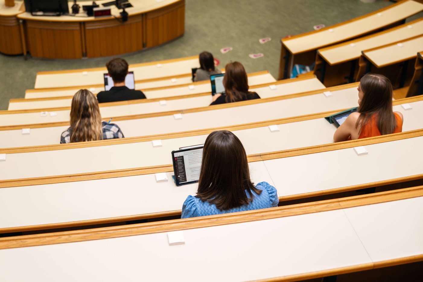 Studierende in Hörsaal von hinten
