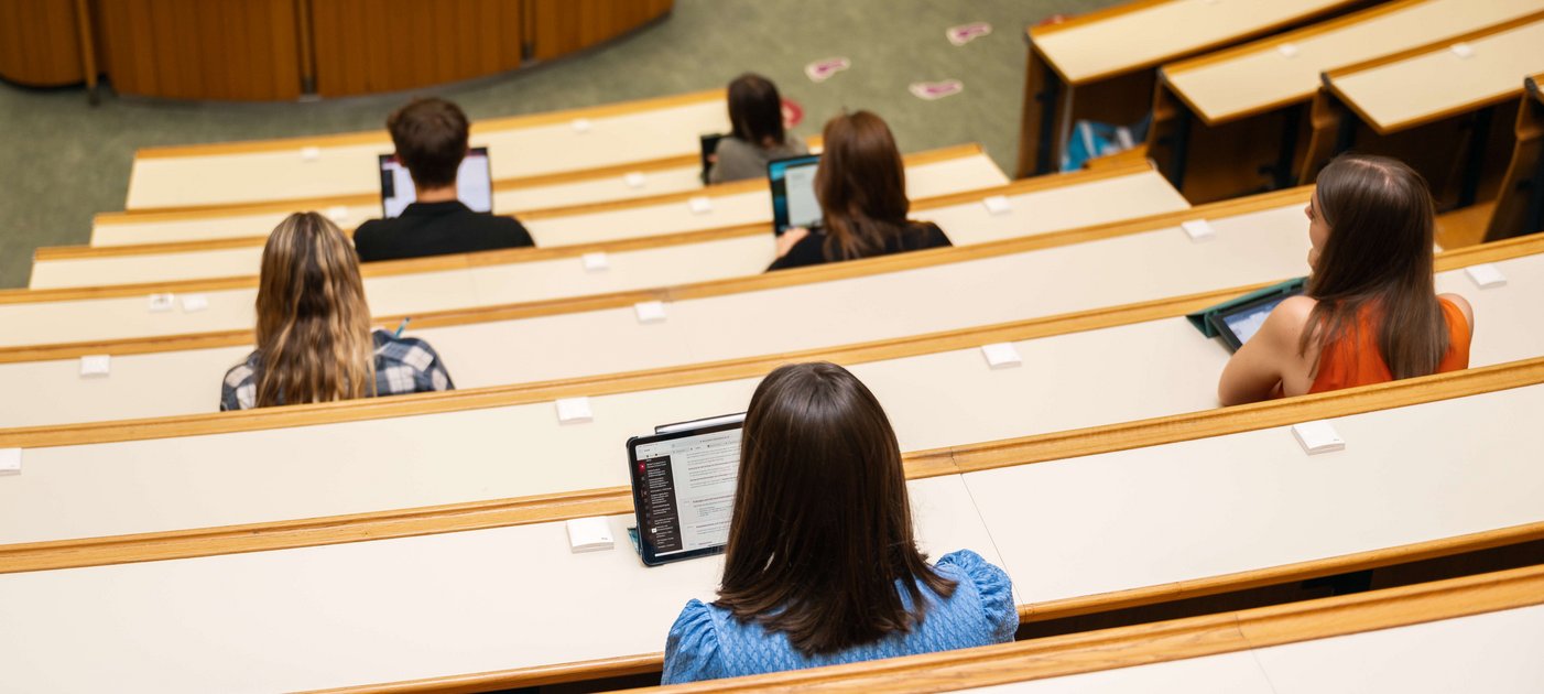 Studierende in Hörsaal von hinten