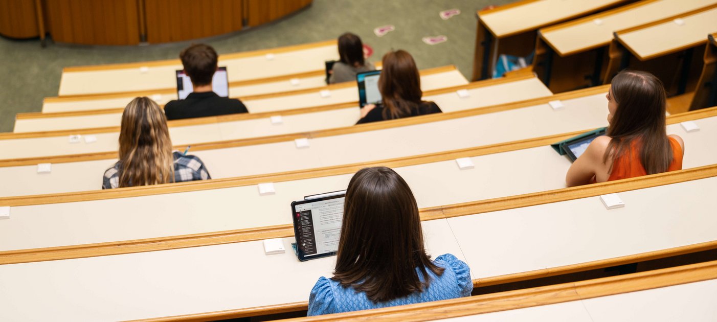 Studierende in Hörsaal von hinten