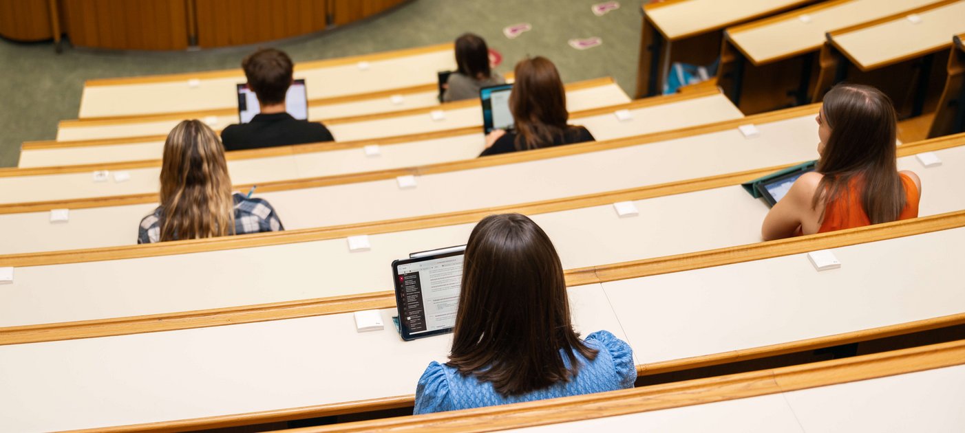 Studierende in Hörsaal von hinten