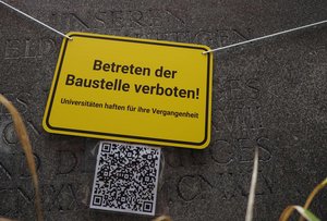 Hinweisschild beim Kriegerdenkmal