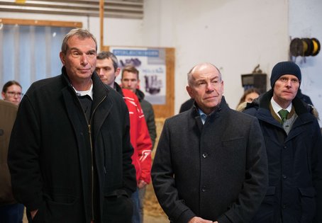 Vizerektor Jürgen Rehage (li.) mit Max Hiegelsberger (Mitte) und Thomas Hain (re.) auf der VetFarm.