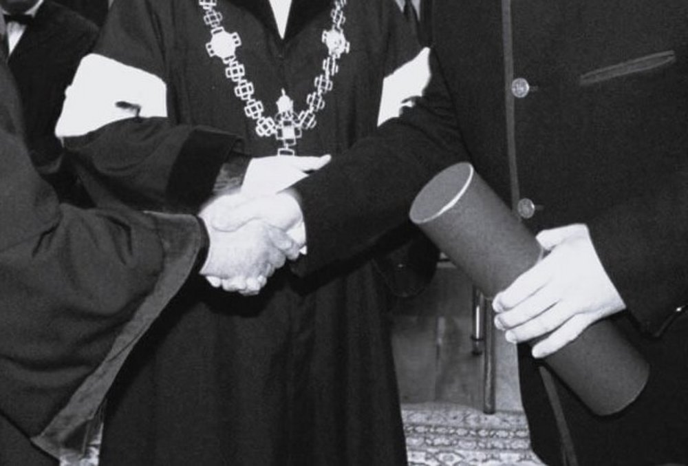 Ausschnitt Händeschütteln bei Gratulation Ehrungsfeier