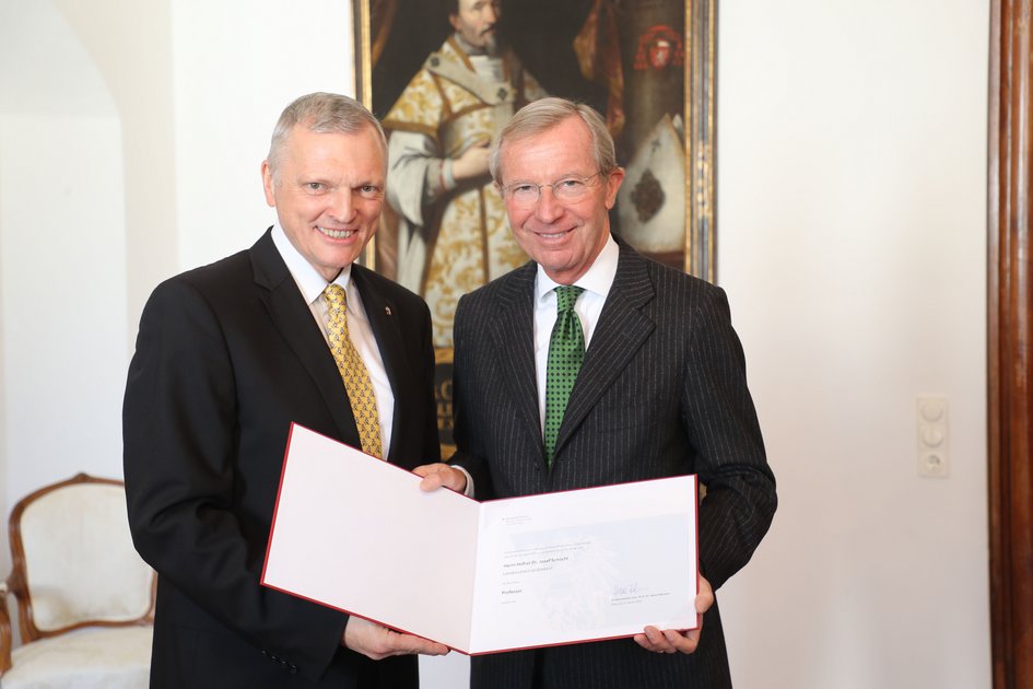Josef Sch&ouml;chl (li.) und Wilfried Haslauer bei der Dekret&uuml;berreichung. Foto &copy; Land Salzburg/Franz Neumayr