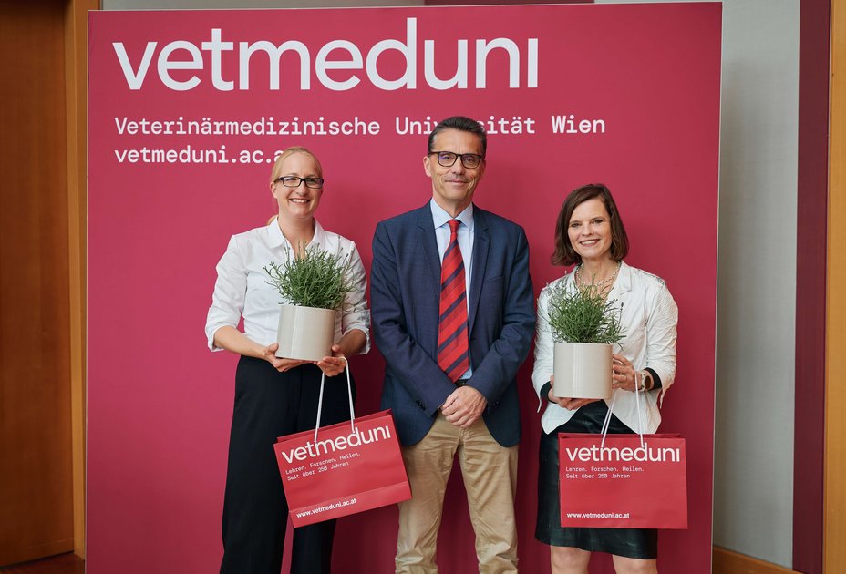 Melanie Sch&auml;ren-Bannert (links) mit Rektor Matthias Gauly und Sonja Hartnack (rechts). Foto: Thomas Suchanek/Vetmeduni