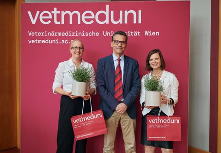 Melanie Sch&auml;ren-Bannert (links) mit Rektor Matthias Gauly und Sonja Hartnack (rechts). Foto: Thomas Suchanek/Vetmeduni