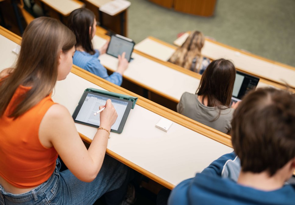 Studierende im H&ouml;rsaal mit Tablets