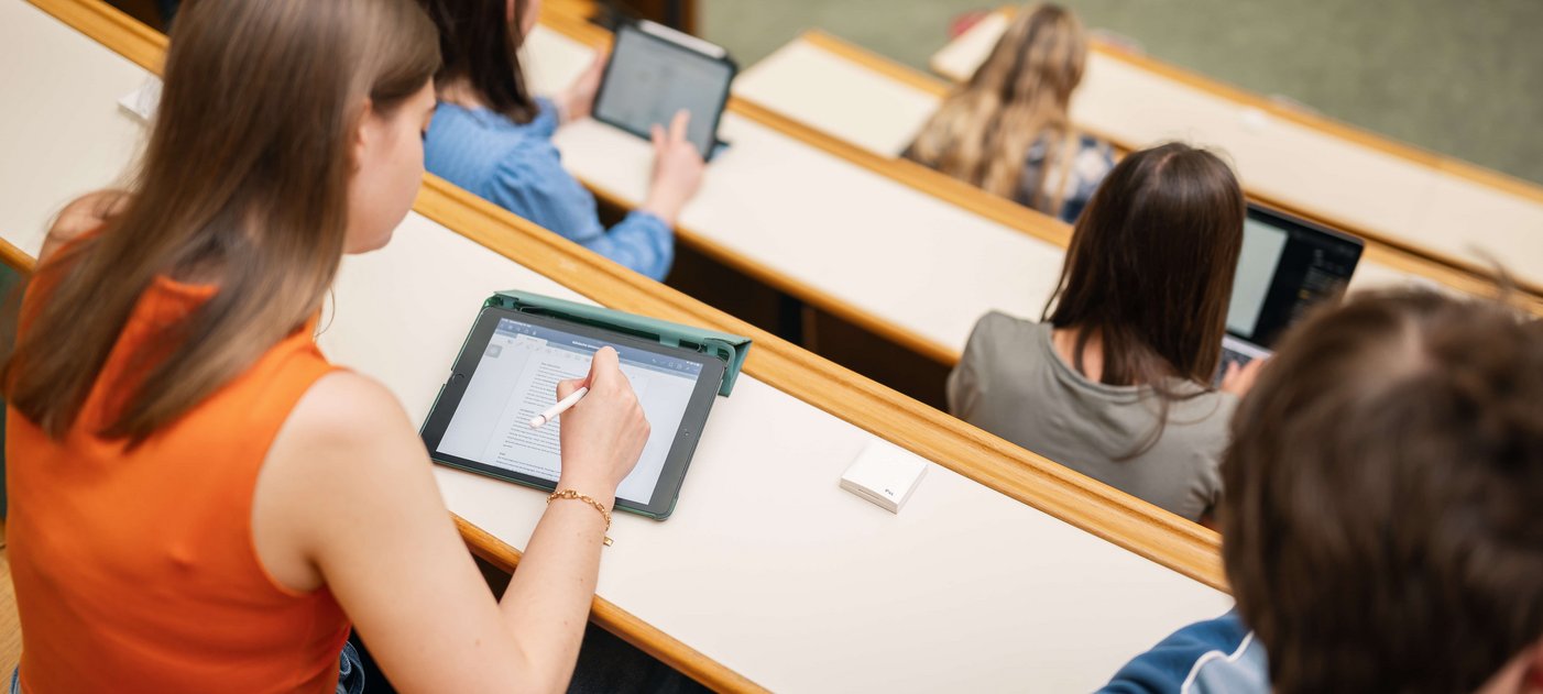 Studierende im Hörsaal mit Tablets