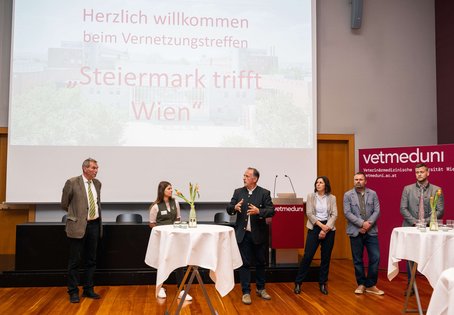 Vizerektor Jürgen Rehage, Magdalena Beer (HVU), Landesveterinärdirektor Peter Eckhardt, Barbara Wolfger (Großtierpraktikerin in St. Michael), Robert Wolf (Geschäftsführer des TGD Steiermark) und Florian Flicker (Kleintierarzt Obersteiermark) 