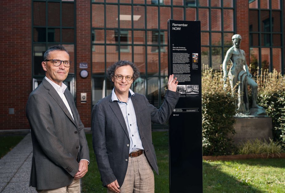 Rektor Matthias Gauly (rechts) und Historiker Alexander Pinwinkler.
