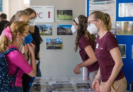 Besucher:innen am Life WolfAlps Stand am Tag der offenen Tür 2022 (Foto K. Svadlenak/Vetmeduni)