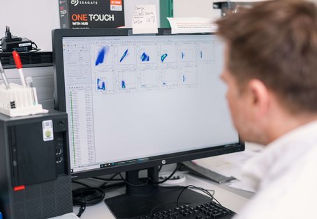 Tobias K&auml;ser bei der Auswertung von Durchflusszytometriedaten.