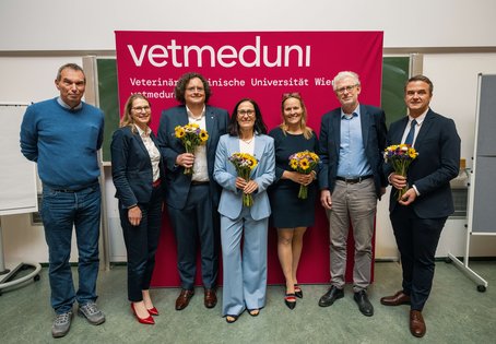 (v.l.n.r.) Vizerektor Jürgen Rehage, Vizerektorin Manuela Raith, Peter M. Roth, Martina Mosing, Eva Schnabl-Feichter, Vizerektor Otto Doblhoff-Dier und Florian Grebien