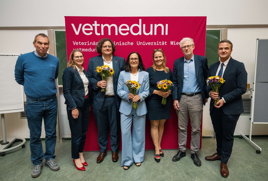 (v.l.n.r.) Vizerektor Jürgen Rehage, Vizerektorin Manuela Raith, Peter M. Roth, Martina Mosing, Eva Schnabl-Feichter, Vizerektor Otto Doblhoff-Dier und Florian Grebien