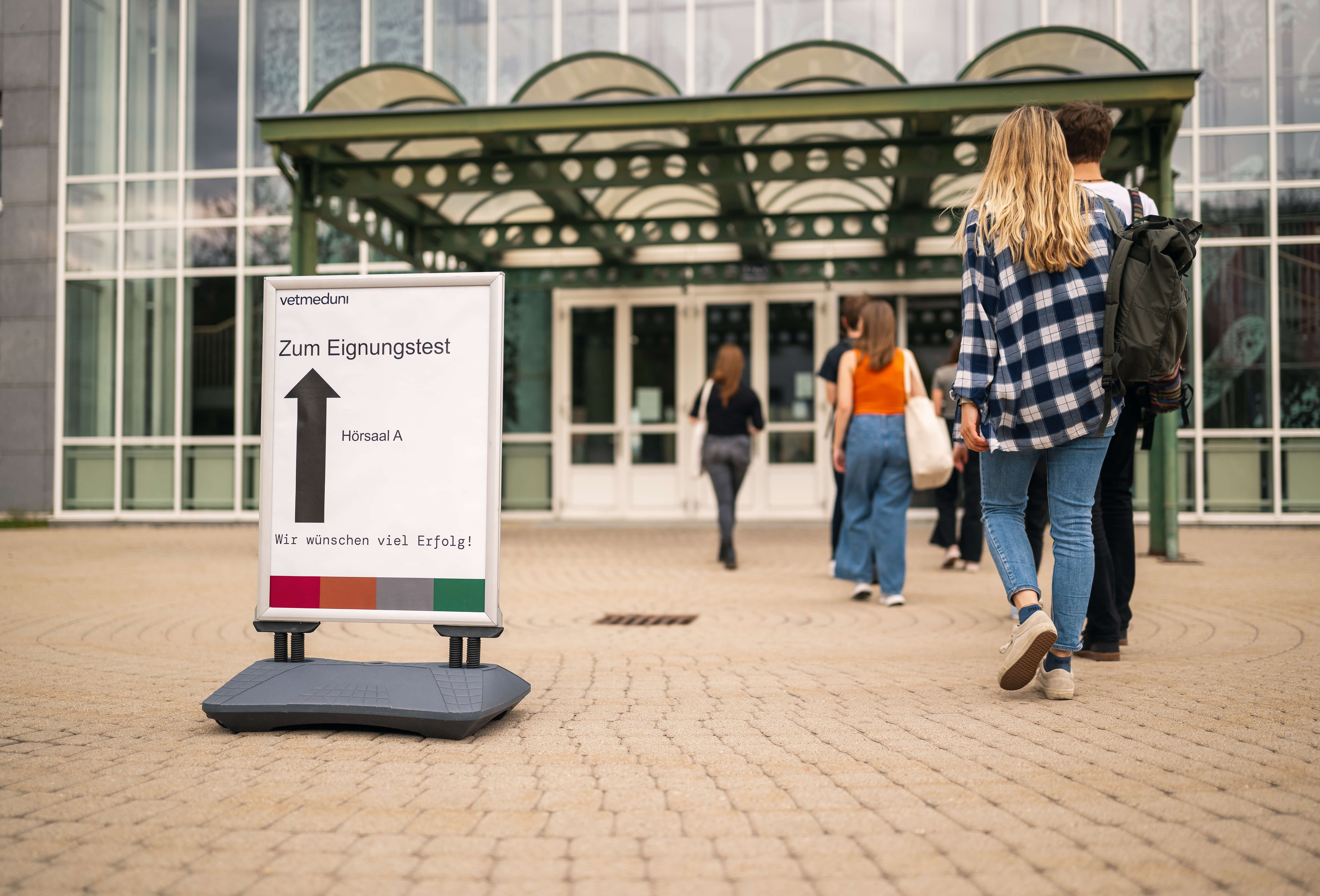 Studierende am Weg zum Eignungstest in H&ouml;rsaal A