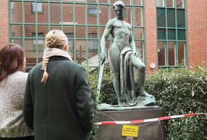 Aktion beim Kriegerdenkmal in Baustellen-Anlehnung