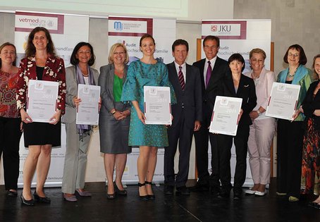 Gruppenfoto Verleihung des Zertifikats hochschuleundfamilie