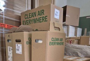Staple Kartons mit der Aufschrift "Clean Air Everywhere"