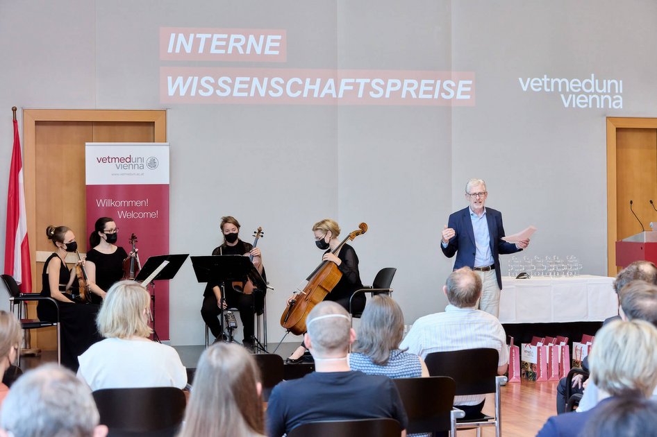 Vizerektor Otto Doblhoff-Dier übergab die internen Wissenschaftspreise an alle PreisträgerInnen persönlich. Foto: E. Hammerschmid/Vetmeduni Vienna