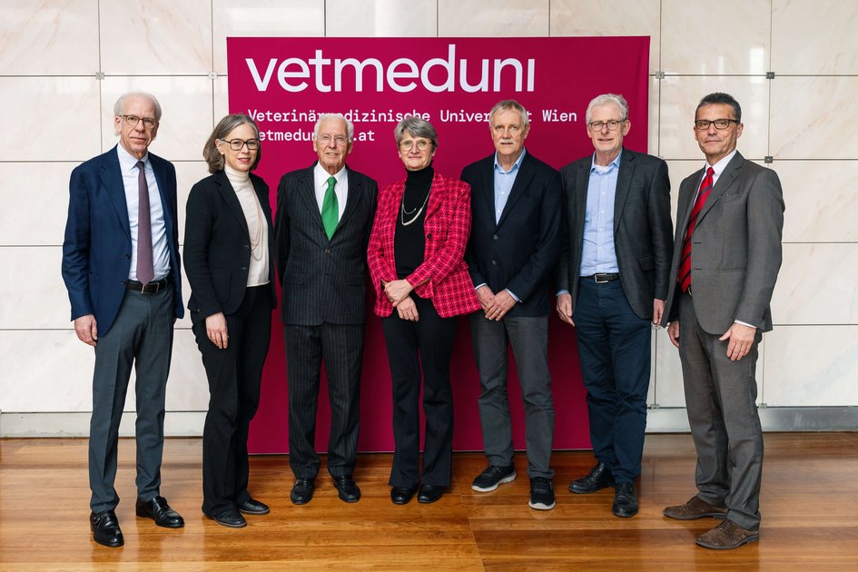 Gruppenfoto vor der Vertragsunterzeichnung