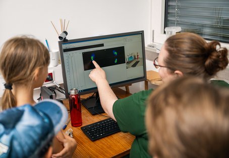 Kinder mit Monitor