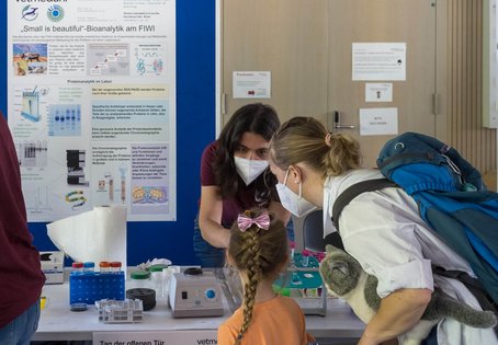 Frau und kleines Mädchen an der Chemiestation (Foto K. Svadlenak/Vetmeduni)