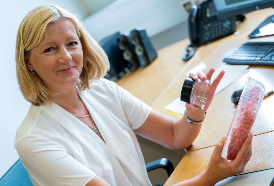 Prüfender Blick: Die mikrobiologische Spurensicherung hilft, Mensch und Tier gesund zu halten – from farm to fork. Foto: M. Bernkopf/Vetmeduni 