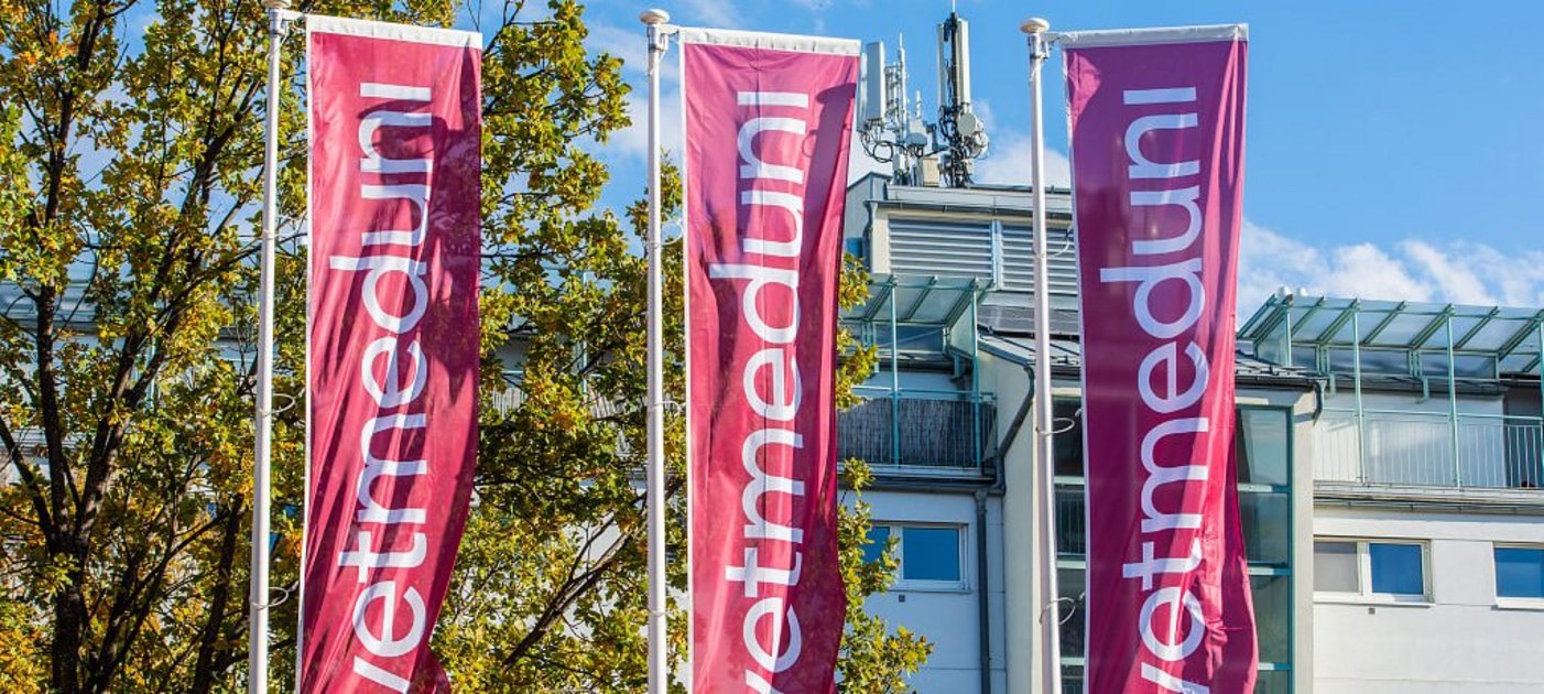 3 red flags with Vetmeduni logo