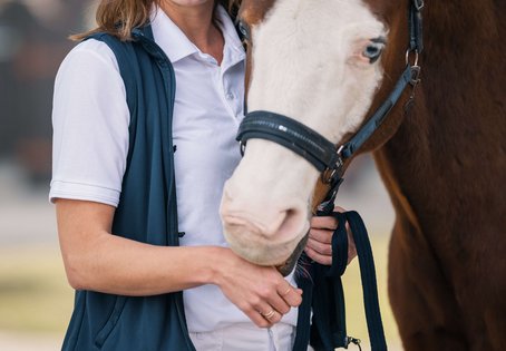 Porträt von Assistenzprofessorin Nora Biermann mit einem Pferd