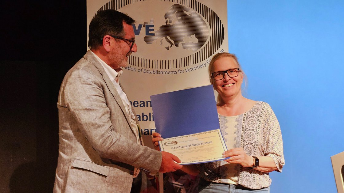 Vetmeduni-Vizerektorin Barbara Bockstahler und Gaspar Ros Berruezo (Chairperson des European Committee of Veterinary Education ECOVE) bei der Übergabe des EAEVE-Zertifikats.