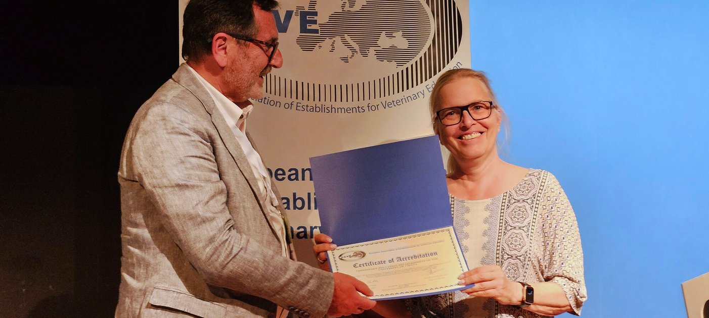 Vetmeduni-Vizerektorin Barbara Bockstahler und Gaspar Ros Berruezo (Chairperson des European Committee of Veterinary Education ECOVE) bei der Übergabe des EAEVE-Zertifikats.