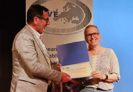 Vetmeduni-Vizerektorin Barbara Bockstahler und Gaspar Ros Berruezo (Chairperson des European Committee of Veterinary Education ECOVE) bei der &Uuml;bergabe des EAEVE-Zertifikats.